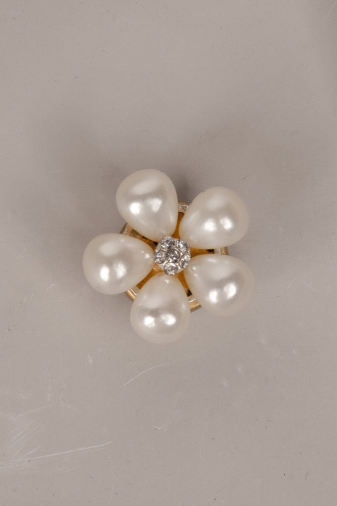 jasmine: cute flower shaped button cover by Avrel, with simulated pearls and a rhinestones center.