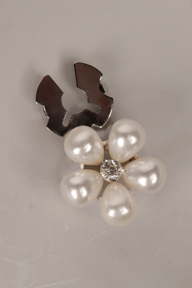 forget me not: cute flower shaped button cover by Avrel, with simulated pearls and a rhinestones center.