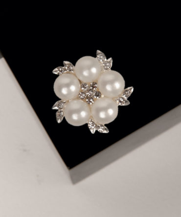 Flower shaped button cover with rhinestones and simulated pearls by Avrel, for a feminine and elegant look