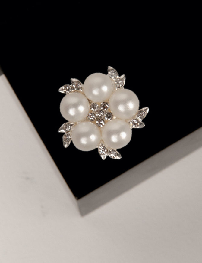 Flower shaped button cover with rhinestones and simulated pearls by Avrel, for a feminine and elegant look