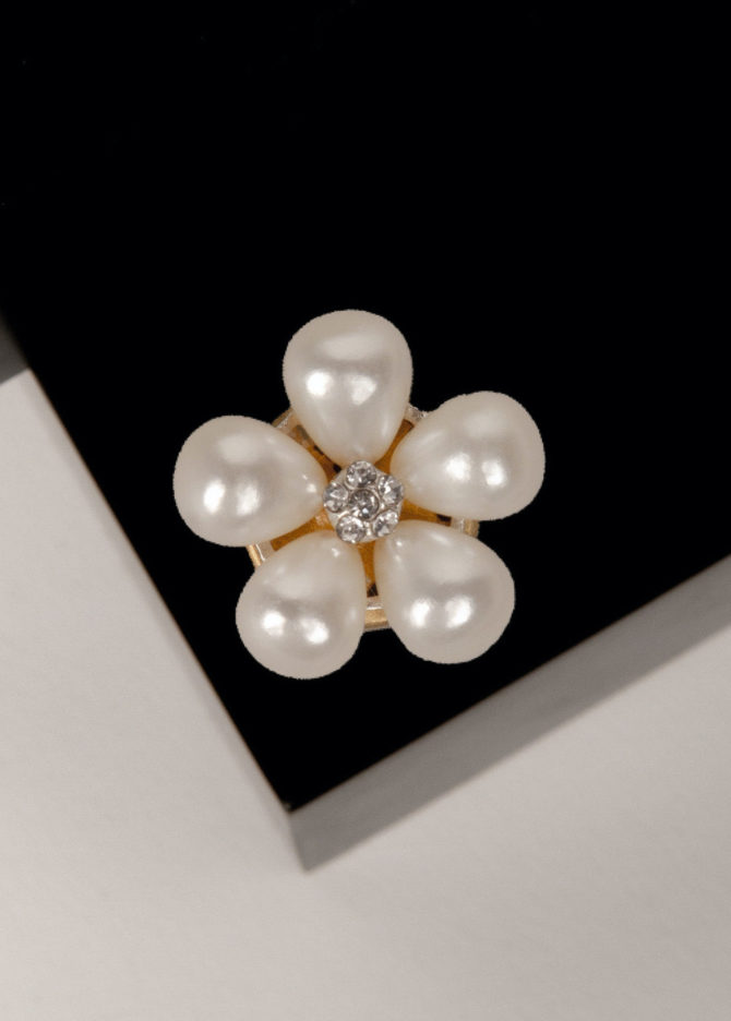 jasmine: cute flower shaped button cover by Avrel, with simulated pearls and a rhinestones center.